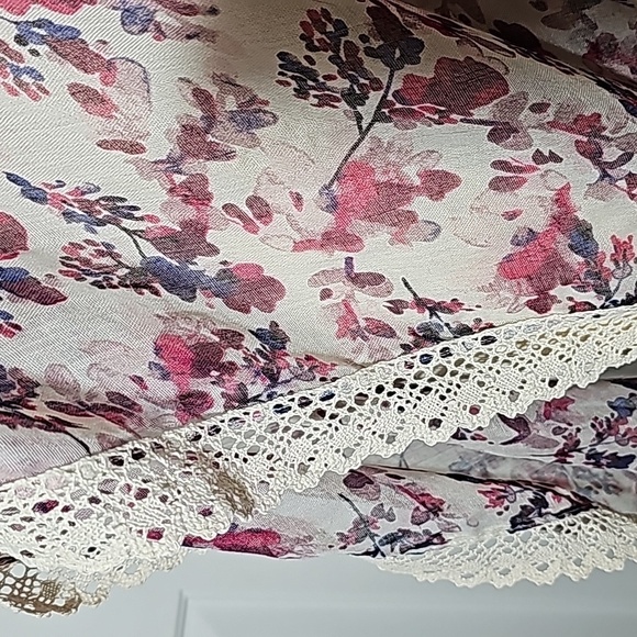 Candor floral with crochet trim shawl. Pinks,‎ purple and burgundy. - Picture 3 of 6